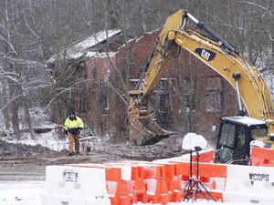 Supporting image for story: Searchers recover body in hunt for woman believed to have fallen into sinkhole
