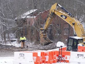 Supporting image for story: Searchers recover body in hunt for woman believed to have fallen into sinkhole