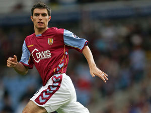 Supporting image for story: Aston Villa old boy Aaron Hughes back in the classroom