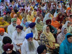 Supporting image for story: Thousands of Sikh pilgrims visit Pakistan to celebrate Vaisakhi festival