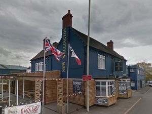 Supporting image for story: Bar staff 'frightened and upset' after robbery outside pub