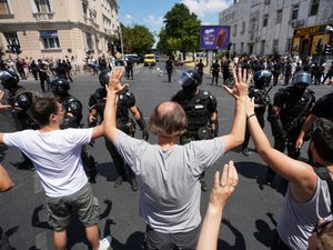 Supporting image for story: Serbian police remove barricades and make new arrests as protesters block roads