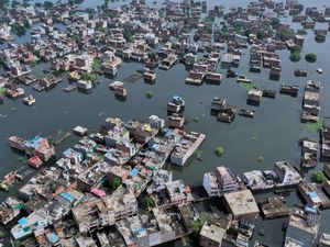 Supporting image for story: Four killed and dozens trapped under debris as flash floods hit northern India