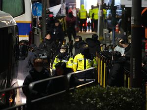 Supporting image for story: South Korean law enforcement officials enter presidential compound