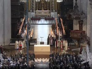 Supporting image for story: Thousands of petals fall in cathedral as 52 victims of July 7 remembered