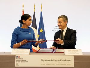 Supporting image for story: UK-France migrant deal pledges 40% boost in officers on beach patrol