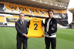 Wolves' new signing Ki-Jana Hoever with chairman Jeff Shi (Photo: Wolves)