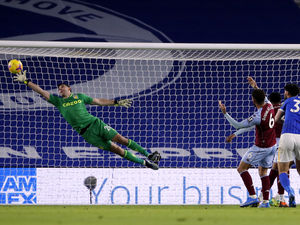 Supporting image for story: Aston Villa's Emi Martinez available for West Ham test 