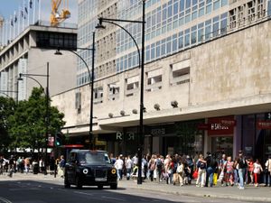Supporting image for story: London Mayor Sadiq Khan plans Oxford Street traffic ban