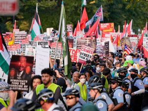 Supporting image for story: Pro-Palestinian protests continue outside Democratic convention