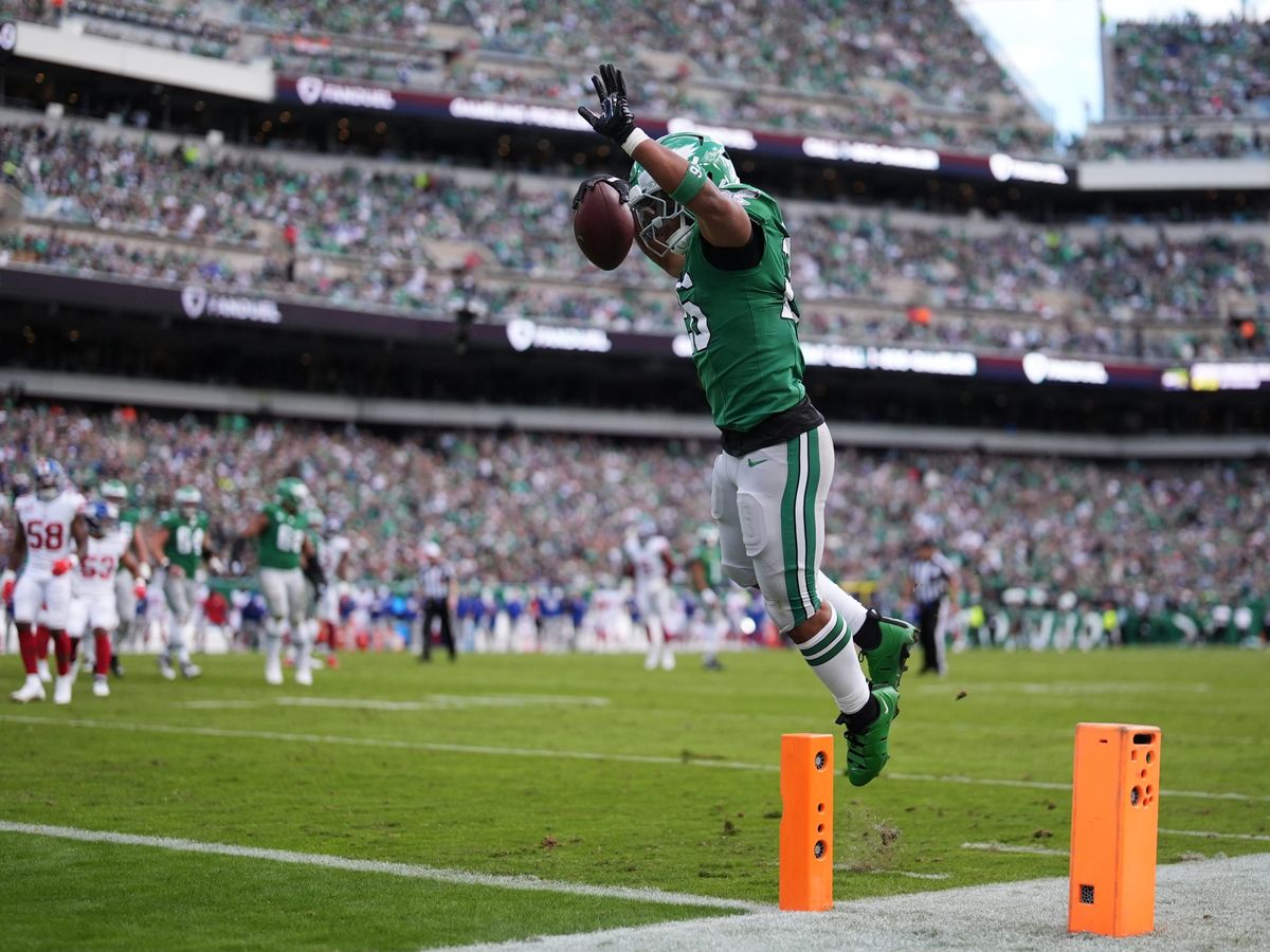 Saquon Barkley leads Philadelphia Eagles to rout of New York Giants