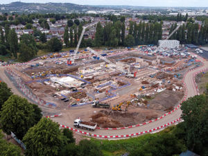 Supporting image for story: Commonwealth Games aquatics centre 'will not suffer same fate as athletes' village'