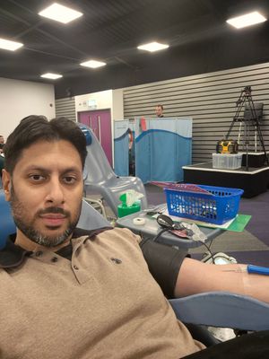 Shaz Saleem during donating blood