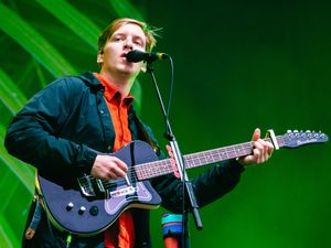 Supporting image for story: V Festival 2017: George Ezra dedicates Barcelona to terror victims