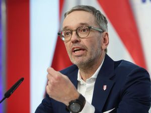 Supporting image for story: Far-right leader pledges to ‘govern Austria honestly’