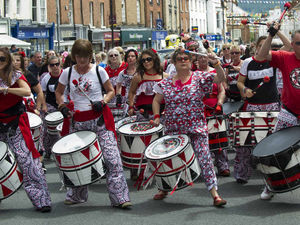 Supporting image for story: Sun shines on Welshpool Carnival fun