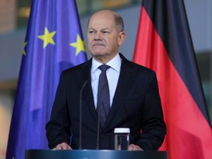 Supporting image for story: German chancellor faces confidence vote on first step to election