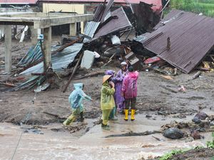 Supporting image for story: More than 800 still missing after flooding in Indonesia, Sri Lanka and Thailand