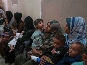 Supporting image for story: Four killed as Palestinians storm UN warehouse in search for food