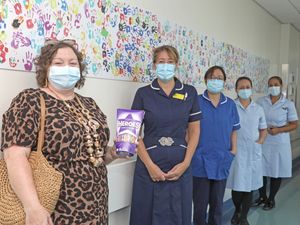 Supporting image for story: Covid survivor makes emotional return to thank staff at hospital where her life was saved