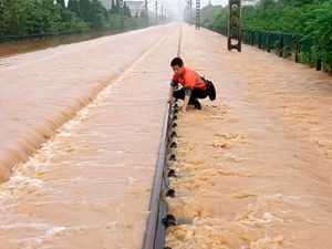 Supporting image for story: South China floods force tens of thousands to evacuate