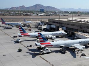 Supporting image for story: American Airlines cleared to fly after technical issue grounded planes