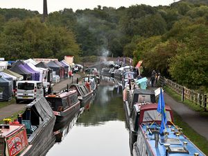 Supporting image for story: Boats ahoy at Black Country beauty spot as canal-lovers gather to enjoy music and fun at popular festival