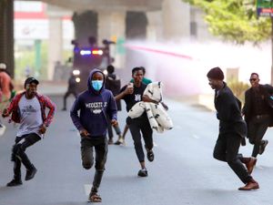 Supporting image for story: Police hurl tear gas at protesters in Nairobi as Kenya Cabinet sworn in