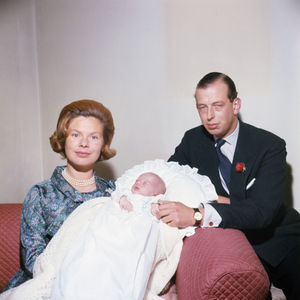 File photo dated 1/8/1962 of the Duke and Duchess of Kent with their baby son, George Windsor, Earl of St Andrews. The Duchess of Kent, who was married to the late Queen's cousin the Duke of Kent, has died at the age of 92, Buckingham Palace has announced. Issue date: Friday September 5, 2025. PA Photo. See PA story DEATH DuchessofKent. Photo credit should read: PA Wire