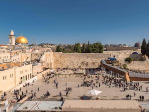 Supporting image for story: Anger as far-right Israeli minister prays at flashpoint holy site in Jerusalem
