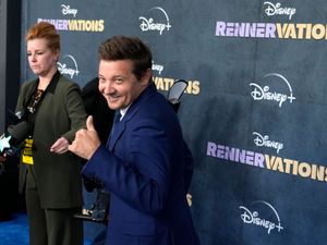 Supporting image for story: Jeremy Renner uses scooter and cane on first red carpet since snowplough injury