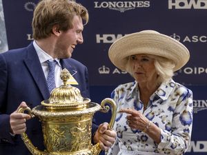 Supporting image for story: Queen presents trophy at Royal Ascot