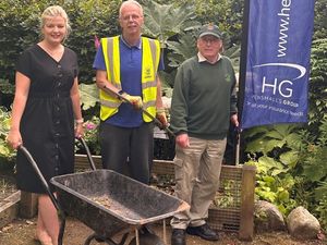 Supporting image for story: Henshalls on hand to deliver green-fingered support to volunteers