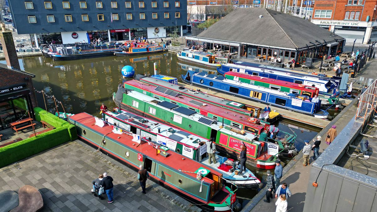 'Water is massively important - but it's taken for granted': Boaters stage Walsall protest in plea for government waterway help