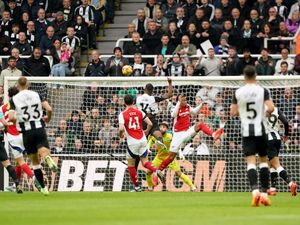 Supporting image for story: Alexander Isak’s header gives Newcastle victory to dent Arsenal’s title hopes