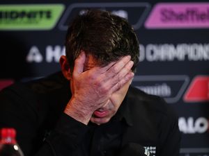 Ronnie O'Sullivan puts his hand over his face in frustration