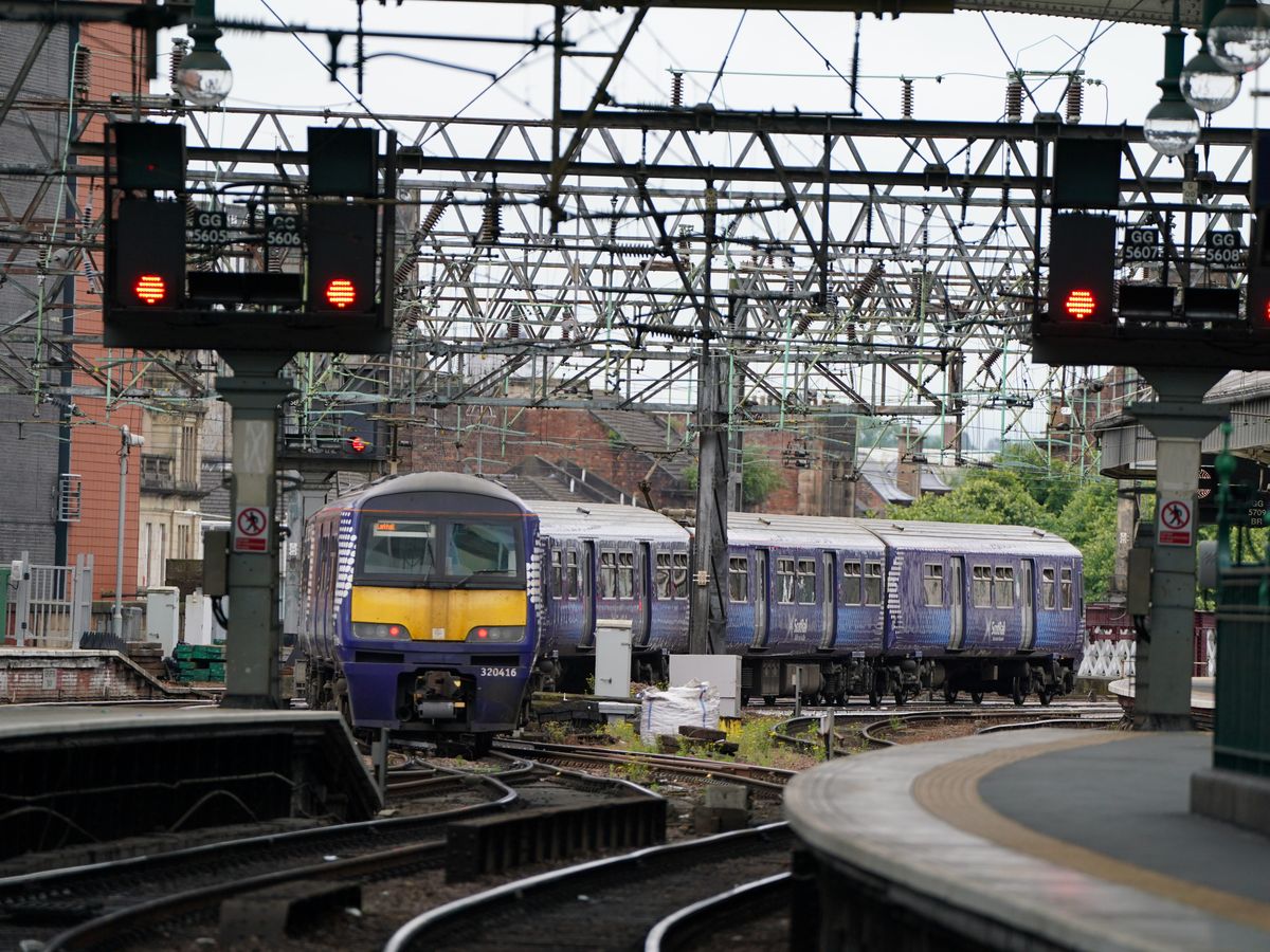 Travel disruption to continue after blaze near Glasgow Central station Travel disruption to continue after blaze near Glasgow Central station