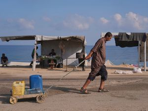 Supporting image for story: More than 70 killed trying to reach aid in Gaza, health ministry says