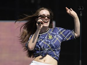 Supporting image for story: It was really fun… but I’m not feeling well: Sigrid powers through sunny set