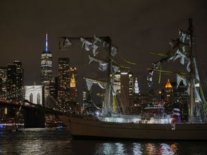 Supporting image for story: Investigation opened into why ship collided with famous bridge leaving two dead