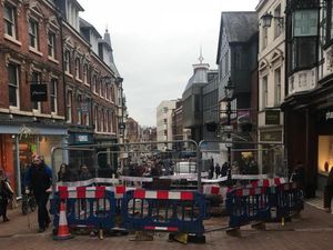 Supporting image for story: Six sections of Shrewsbury's Pride Hill cordoned off for 'essential gas maintenance'