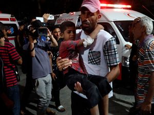 Supporting image for story: Israeli troops launch attacks in central Gaza