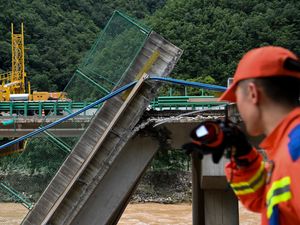 Supporting image for story: Death toll from China bridge collapse raised to 38 as two dozen still missing