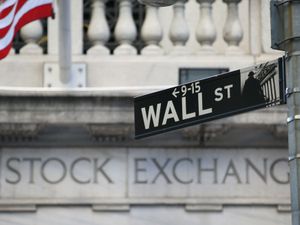 Supporting image for story: Big swings rock Wall Street for second straight day