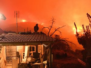 Supporting image for story: Wildfire in southern Greece leaves two dead