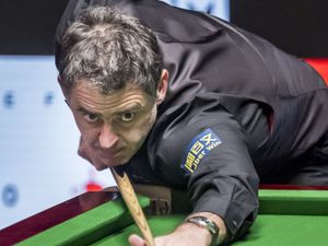 Supporting image for story: Ronnie O’Sullivan makes strong start to take control of Pang Junxu