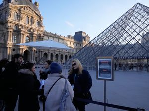 Supporting image for story: Louvre workers vote to strike in another blow to the Paris museum