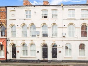Supporting image for story: 'Luxury' for under £100,000 as bargain Victorian flat in Oswestry goes on the market