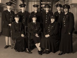 Supporting image for story: West Midlands Police officers recreate iconic photo taken 100 years ago