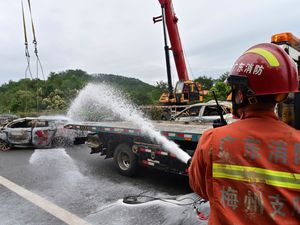Supporting image for story: Death toll surges after road collapse in southern China
